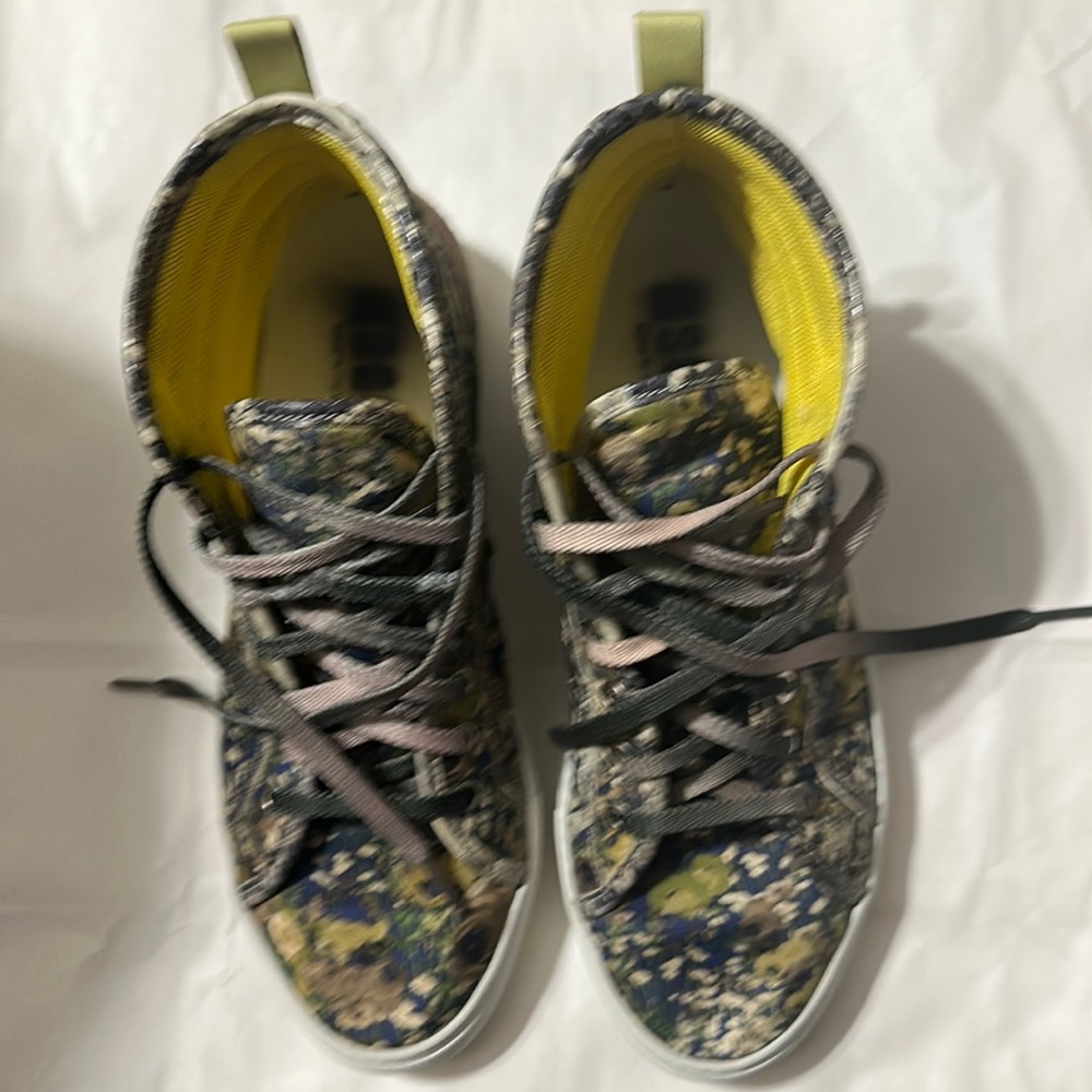 Men’s Floral MSGM high top sneaker. Size 41 a US men’s size 8.